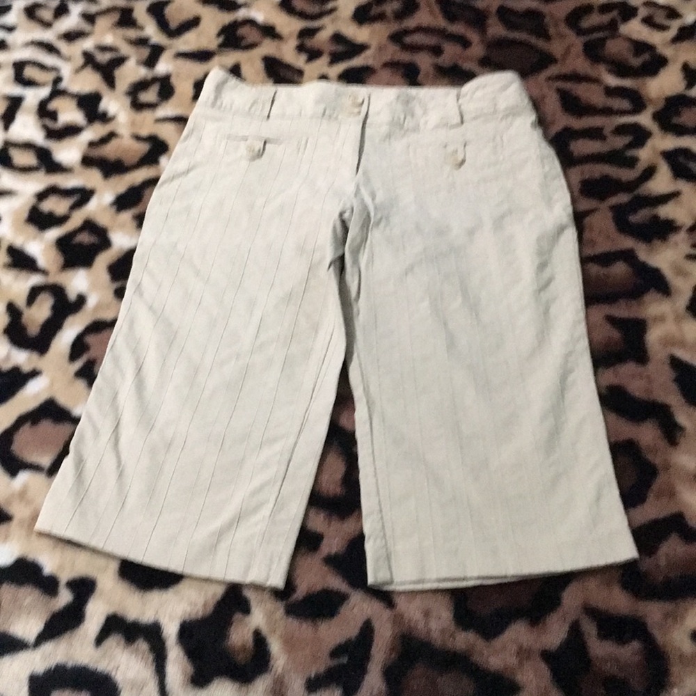 Gently used Joe Benbasset capris in khaki size 9